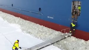 Ναυτικός ανεβαίνει σε κινούμενο πλοίο με παράδοξο τρόπο