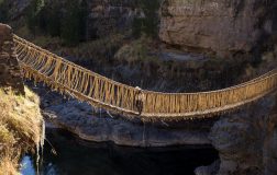 Perierga.gr - Μια γέφυρα που κατασκευάζεται κάθε χρόνο από γρασίδι!