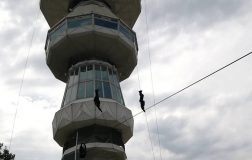 Perierga.gr - Εντυπωσιακή καταρρίχηση από τον Πύργο του ΟΤΕ στα πλαίσια της ΔΕΘ