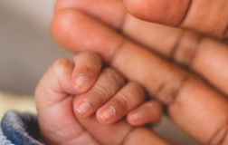 Perierga.gr - Έκανε δίδυμα στα 68 της χρόνια και έγινε η γηραιότερη μητέρα στην Αφρική