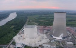 Perierga.gr - Εντυπωσιακό βίντεο: Κατεδάφιση δυο αντιδραστήρων στη Γερμανία σε δευτερόλεπτα