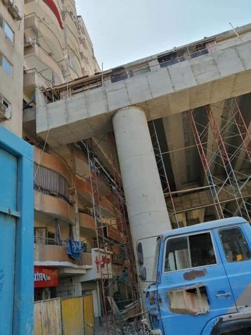 Perierga.gr - Γέφυρα χτίζεται σε απόσταση 50 εκατοστών από πολυκατοικίες!