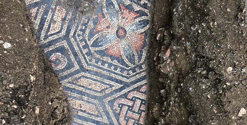 Perierga.gr - Ιταλία: Εντυπωσιακό ρωμαϊκό ψηφιδωτό εντοπίστηκε κάτω από αμπελώνα