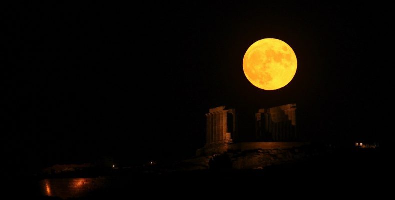 Perierga.gr - Μαγευτικές εικόνες από την αυγουστιάτικη πανσέληνο από την Ελλάδα και τον κόσμο