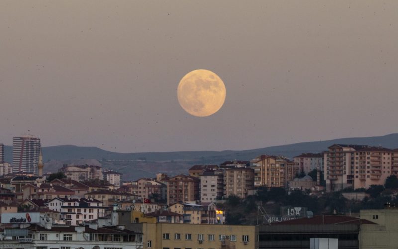 Perierga.gr - Μαγευτικές εικόνες από την αυγουστιάτικη πανσέληνο από την Ελλάδα και τον κόσμο