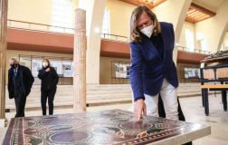Perierga.gr - Ανεκτίμητης αξίας μωσαϊκό ήταν για 50 χρόνια τραπεζάκι σαλονιού σε διαμέρισμα